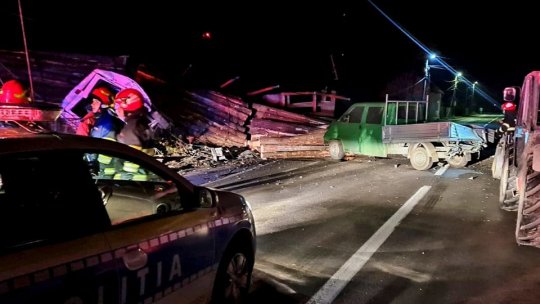 TIR încărcat cu lemne, răsturnat pe DN1