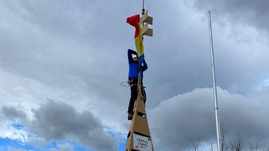 Pe un vânt puternic, jandarmii brașoveni au schimbat drapelul