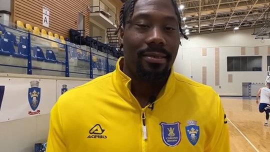 Pivotul Jacoby Armstrong a semnat cu echipa de baschet Corona Brașov