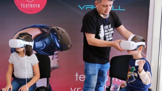 Micuț Prinț, cu căști de realitate virtuală, la Centrul Cultural "Reduta" Brașov