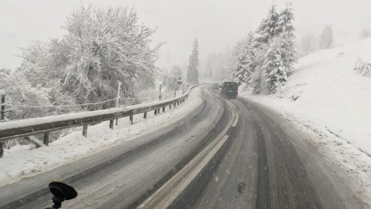 Se circulă în condiții de iarnă pe drumurile din centrul țării