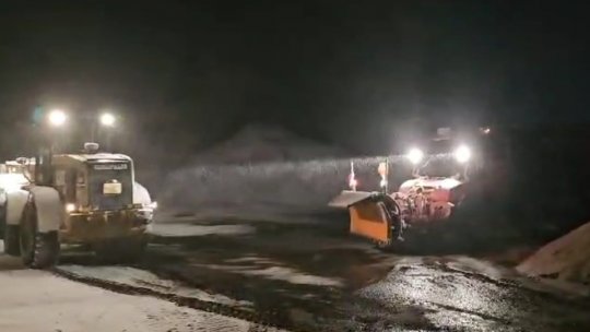 Drumarii intervin cu utilaje de deszăpezire pe toate drumurile din județ