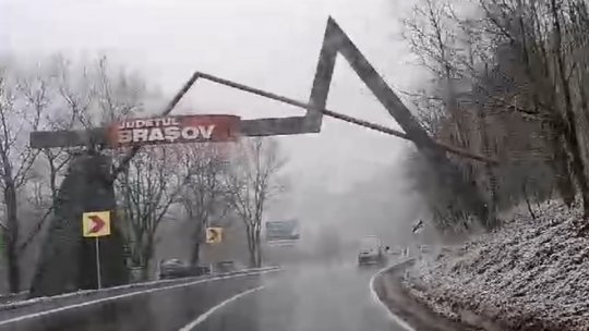 Atenție, șoferi! Carosabil umed pe mai multe drumuri din centrul țării