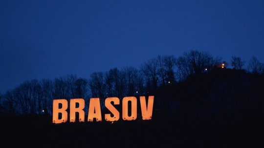 Literele BRAȘOV, de pe Tâmpa, și clădirea Primăriei, în portocaliu