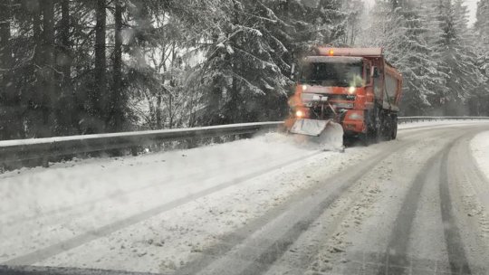 Atenție, șoferi! Carosabil acoperit cu zăpadă pe mai multe drumuri