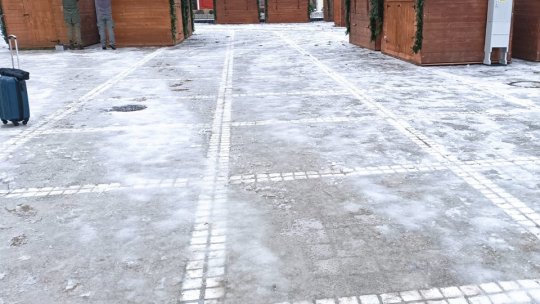 Piața Sfatului s-a transformat într-un patinoar în aer liber, după ninsorile recente