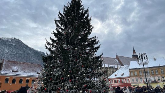 Piața Sfatului, în așteptarea festivității de aprindere a iluminatului de sărbători