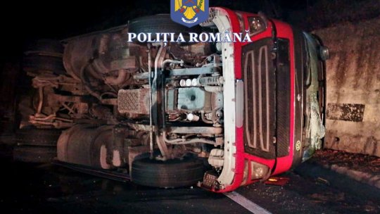 Autocisternă răsturnată pe DN13. Trafic blocat