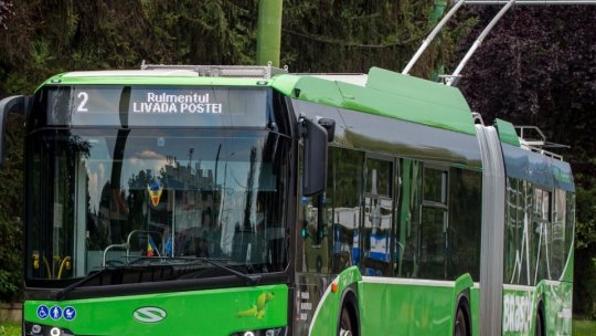 De mâine nu mai puteți urca în troleibuze pe ușa din față