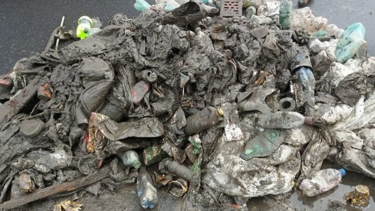 Șervețelele umede aruncate la toaletă, în continuare o problemă