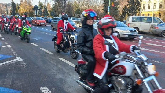 Moș Crăciun pe motocicletă