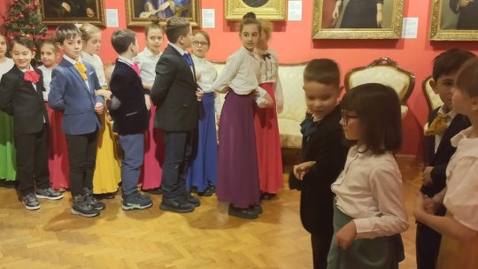 Elevi dansatori de "Romana", la Casa Mureșenilor