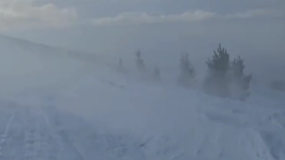 Circulaţia este închisă pe Transalpina, din cauza viscolului