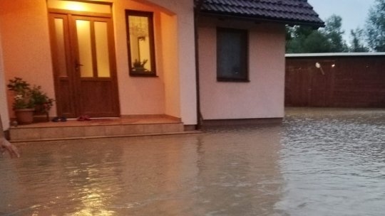Atenţionări de inundaţii în nouă bazine hidrografice, până miercuri