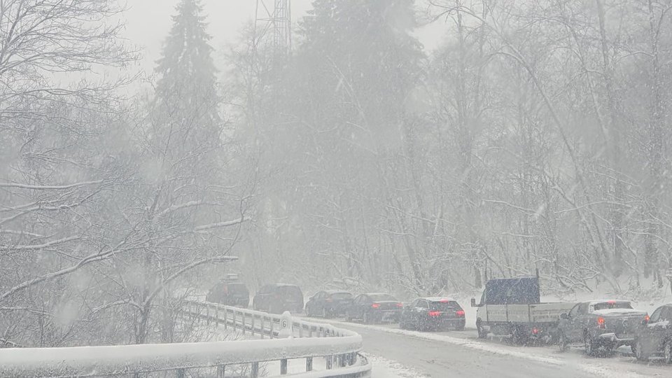 Poliţiştii rutieri sunt prezenţi în staţiunile montane pentru fluidizarea traficului