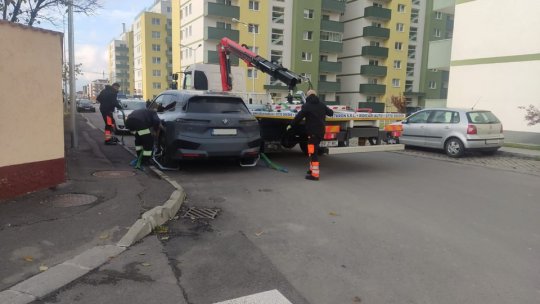 Sute de mașini parcate aiurea prin oraș au fost ridicate de polițiștii locali
