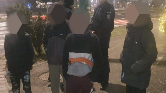 Furt, azi-noapte, într-o stație de autobuz din Brașov. Un bărbat a rămas fără un telefon și 2.000 de lei