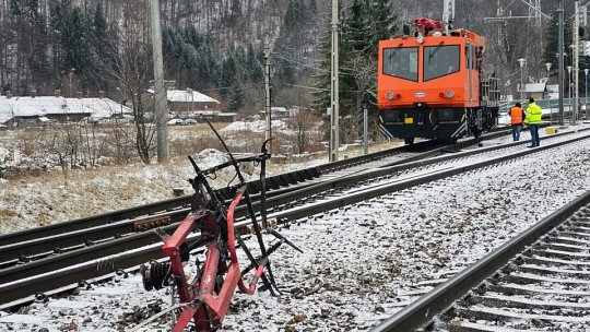 VIDEO Trafic feroviar afectat, în județul Brașov, din cauza unui incident care a avut loc la Azuga. Trei tinere au fost rănite