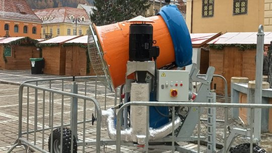Tun de zăpadă în Piața Sfatului