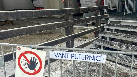 În Poiana Brașov nu funcționează telegondola, din cauza vântului puternic