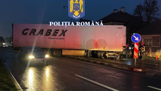 Un autocamion care a derapat blochează complet circulația pe DN1, la Făgăraș