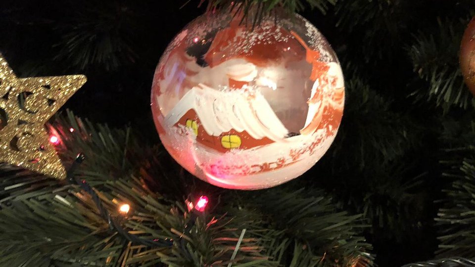 195 lei, bugetul mediu pentru cadoul de Crăciun. Jucăriile, cărțile și jocurile, în topul preferințelor