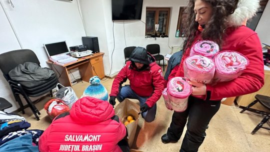 Pături, îmbrăcăminte și fructe pentru persoanele fără adăpost