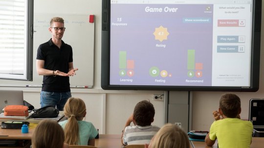 Școlile din Brașov vor fi dotate cu noi echipamente digitale