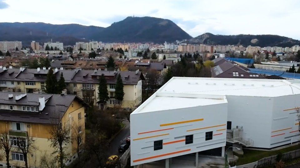 Soluție temporară pentru elevii Școlii Gimnaziale Nr. 2 " construcție tip balon până la finalizarea unei noi săli de sport