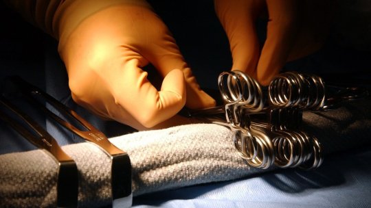 Rețea specializată în falsuri medicale, luare și dare de mită