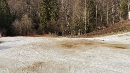 Din cauza condițiilor meteo nefavorabile, două dintre pârtiile din Poiană vor fi închise