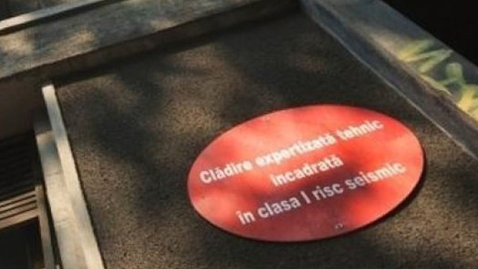 Bulină roșie pe una din clădirile ISU Brașov