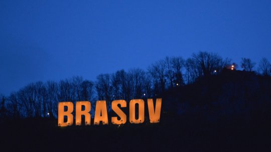 Litere de pe Tâmpa, iluminate în portocaliu de Ziua Mondială a Luptei Împotriva Cancerului