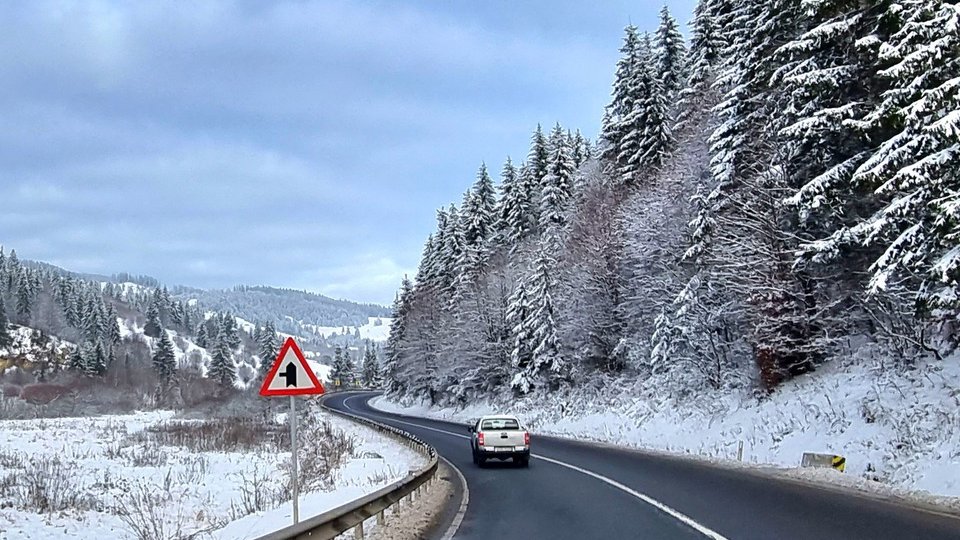 Se circulă în condiții de iarnă pe drumurile din județul Brașov