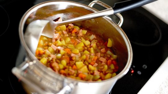 O masă caldă pentru persoanele nevoiaşe