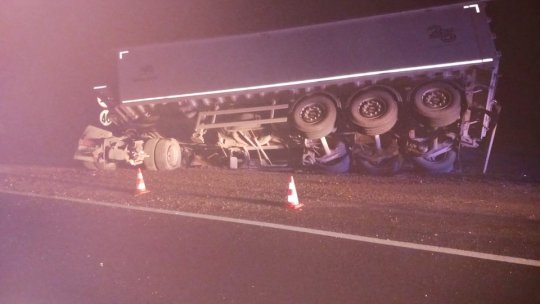 Accident pe DN13 în zona Pădurea Bogății. Camion încărcat cu cereale răsturnat în șanț