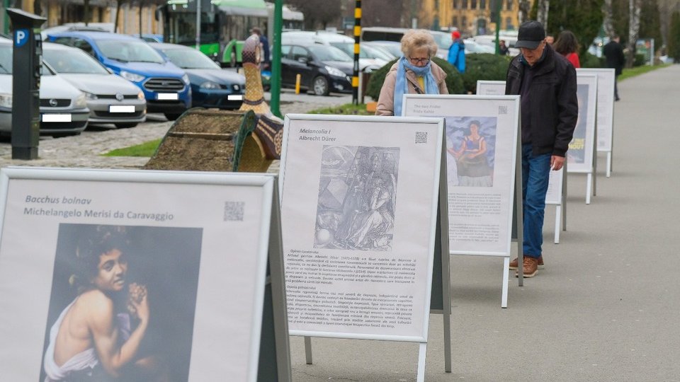 Expoziția "BurNOut în artă", pe aleea din fața corpului T al Universității Transilvania