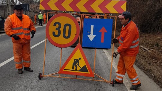 Drumurile județene, protejate de distrugerea cauzată de camioanele supraîncărcate. Se măresc amenzile!