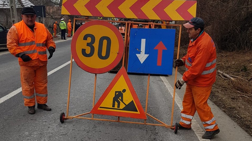 Drumurile județene, protejate de distrugerea cauzată de camioanele supraîncărcate. Se măresc amenzile!