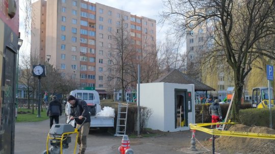 A început amplasarea primelor toalete publice automatizate din oraș