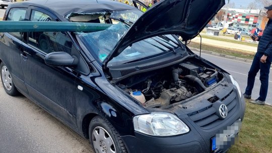 Stâlp căzut peste un autoturism pe str. Zaharia Stancu