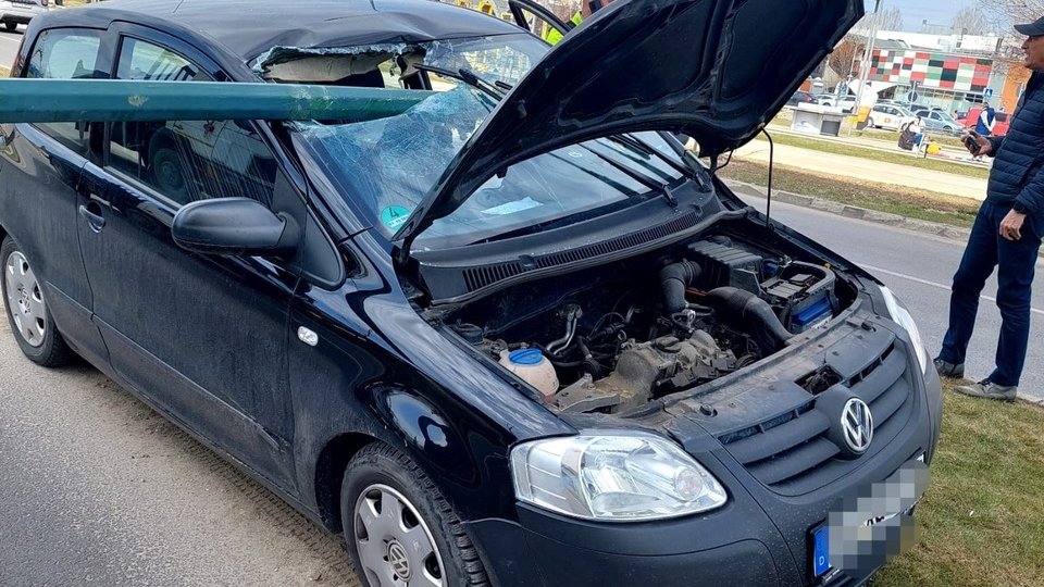 Stâlp căzut peste un autoturism pe str. Zaharia Stancu