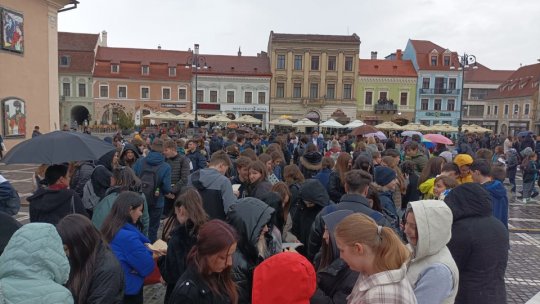 Aproape 300 de elevi au citit, astăzi, poezie, într-un flashmob în Piața Sfatului