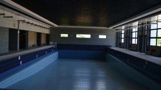 Biblioteca din piscina de la poalele Tâmpei mai are de așteptat