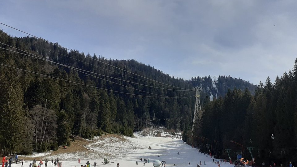 Încă se schiază în Postăvarul