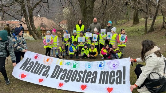 Elevii Școlii Gimnaziale nr. 6 Brașov, la acțiunea de plantare "Natura, dragostea mea!"