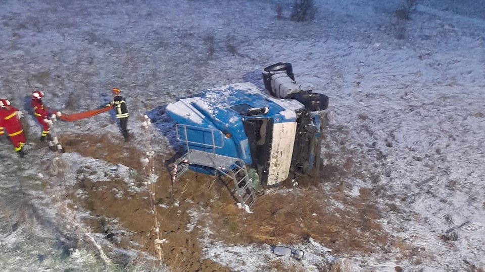 Accident rutier la Perșani " cap de TIR răsturnat