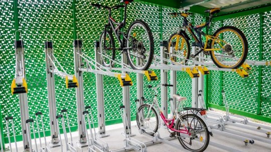 Trei parcări pentru biciclete, din mai, în oraș