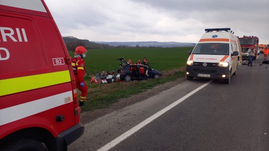 Trafic blocat pe DN13. Accident între un autoturism și un camion
