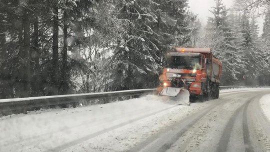 Atenție, șoferi! Ninge abundent în zona montană